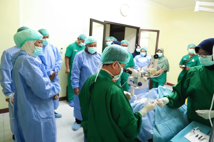 Gubernur Khofifah Apresiasi Program Yankes Bergerak Tahap 1 Berhasil Layani 406 Warga Pulau Raas, Dekatkan Layanan Kesehatan untuk Warga Kepulauan (foto : ist)