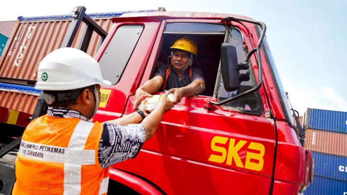 Program Pelindo Peduli, TPS Bagikan Paket Makanan kepada Pengemudi Truk (foto : ist)