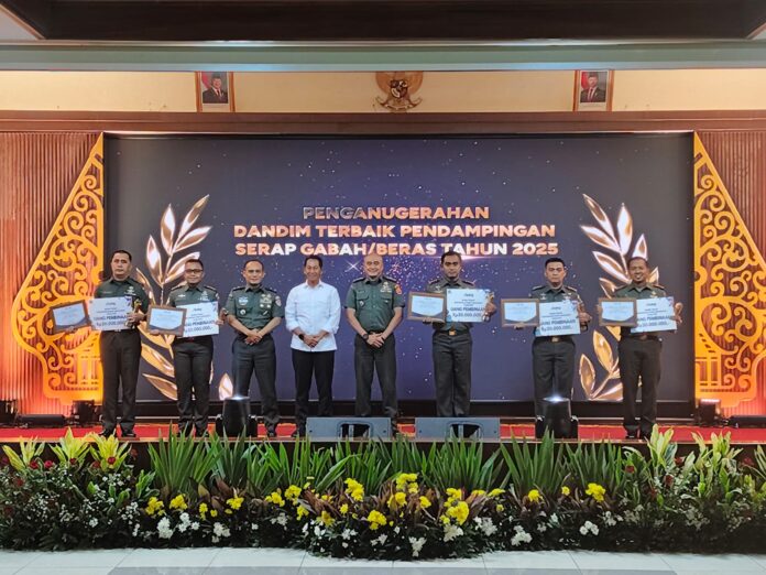 Dandim Jombang Raih Penghargaan Program Serap Gabah Tahun 2025 dari Perum Bulog (foto : ist)