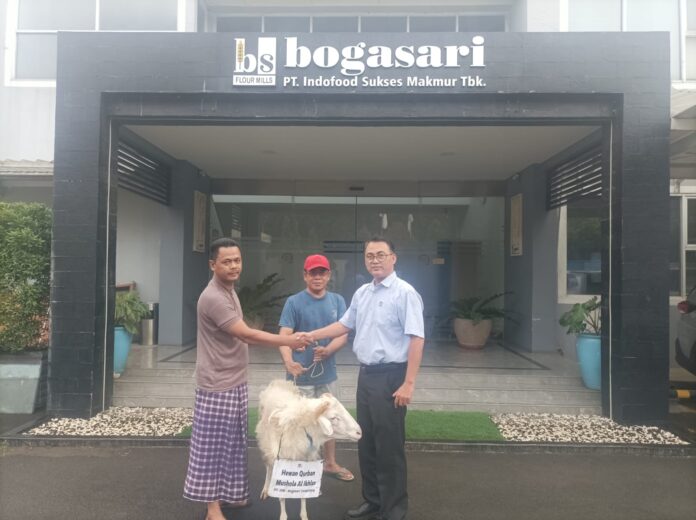 Di Momen Idul Adha 1446 H, Bogasari Bagikan 66 Hewan Kurban (foto : ist)