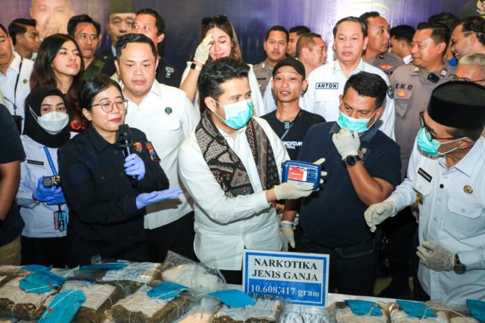 Plt. Gubernur Jatim bersama Kepala BNN RI Pimpin Pemusnahan Barang Bukti Narkoba di Pamekasan (foto : ist)