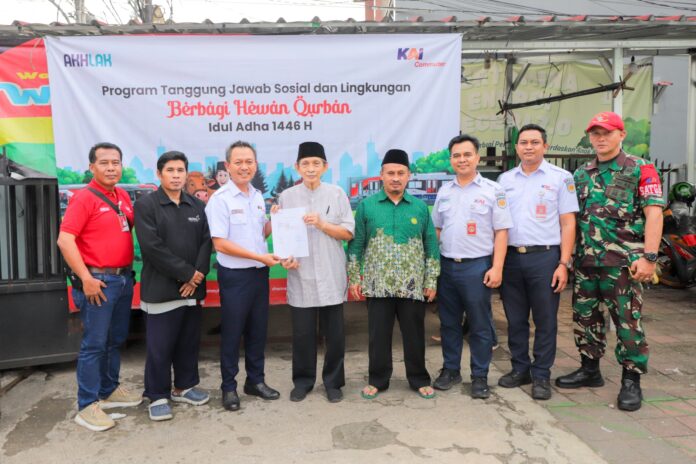 KAI Commuter Laksanakan TJSL, Salurkan Hewan Kurban untuk Masyarakat di Sekitar Jalur Rel (foto : ist)