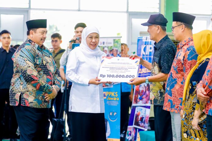 Salurkan Bantuan dan Zakat Produktif Rp5,69 Miliar di Jombang, Gubernur Komitmen Tingkatkan Kesejahteraan dan Kemandirian Ekonomi Masyarakat (foto : ist)