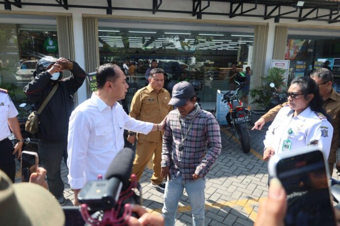Wali Kota Eri Cahyadi Pimpin Penertiban Jukir Liar di Toko Modern (foto : ist)