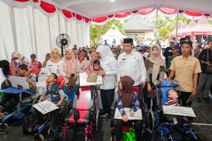 Gubernur Khofifah Salurkan Bantuan Rp 5,935 Miliar di Kabupaten Madiun, Wujud Nyata Komitmen Pemprov Jatim Kuatkan Ketahanan Sosial dan Ekonomi Masyarakat (foto : ist)