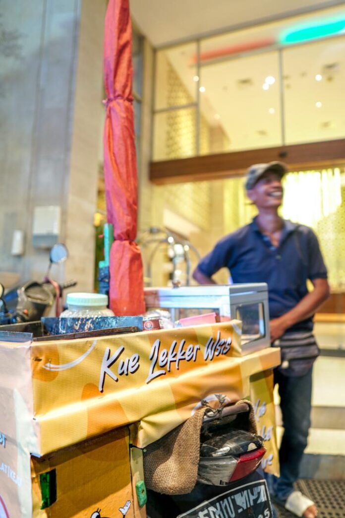 Dari Trotoar Kayoon Ke Sorotan Kota : Kisah Siswanto Dan Kue Lawas Yang Bersolek Berkat Sentuhan Hotel Berbintang (foto : ist)