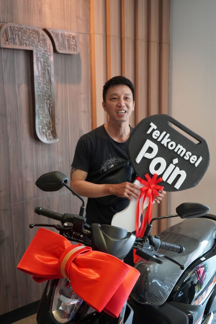 Tukar Telkomsel Poin, Seorang Warga Surabaya Bawa Pulang Hadiah Sepeda Motor (foto : ist)